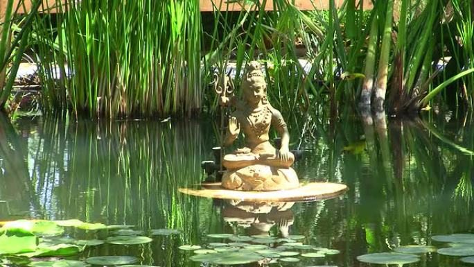 池塘里的湿婆雕像