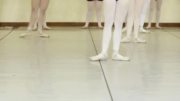 芭蕾舞学校的舞者在课堂上练习