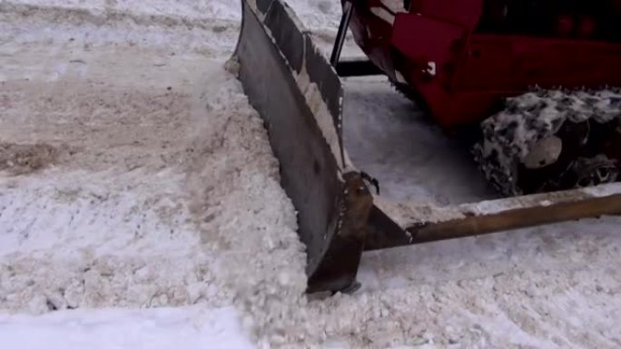 卡特彼勒拖拉机在有雪的道路上工作