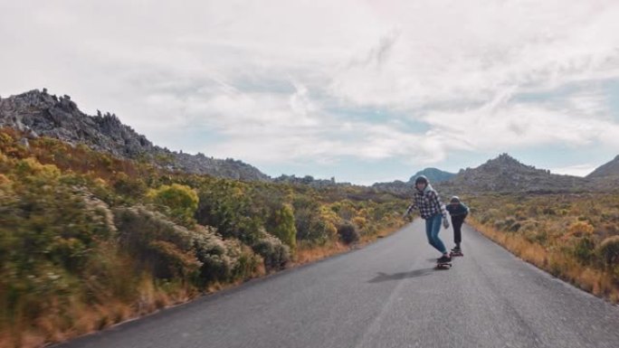 年轻女子长板超车在乡村公路上巡航的竞技比赛中，朋友一起滑冰骑滑板慢动作