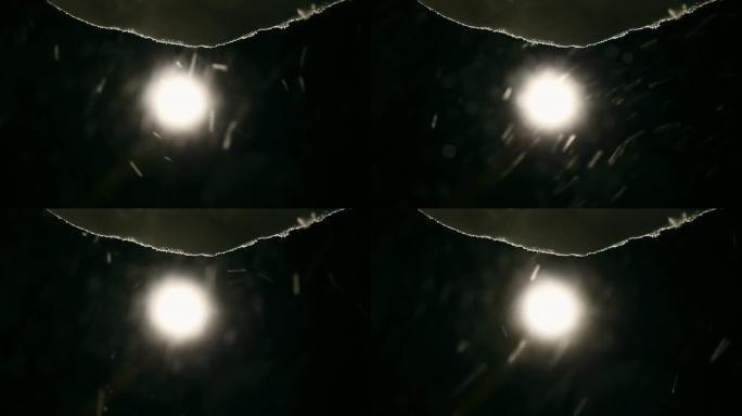 夜间降雪和月亮