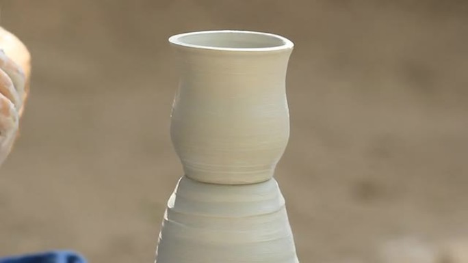 陶工轮上的粘土造型
