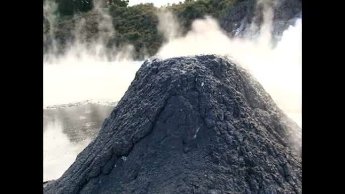 从火山类型的土墩上升的地热蒸汽
