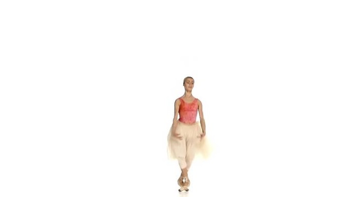 漂亮的芭蕾舞演员制作舞蹈技巧，转口，白色背景，慢动作