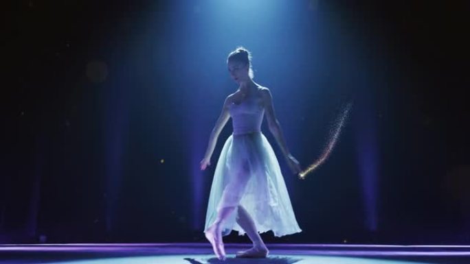 在聚光灯下，年轻优雅的芭蕾舞演员在剧院舞台上跳舞的电影特效编辑镜头。女芭蕾舞演员神奇地表演舞蹈，实现