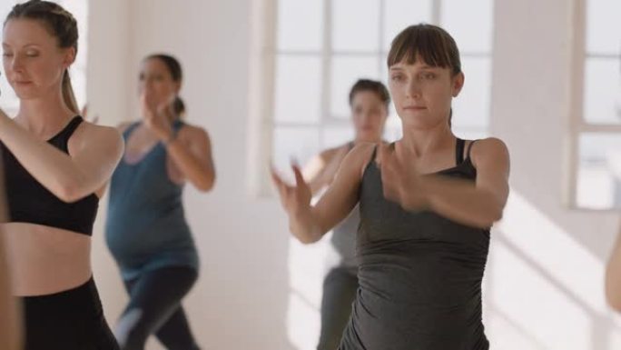 瑜伽课肖像年轻怀孕的白人妇女练习姿势抱着肚子享受健身工作室的集体锻炼
