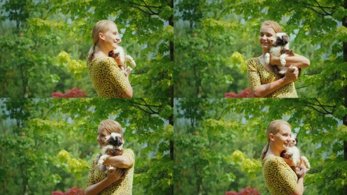 快乐的中年妇女拥抱湿小狗。他们在雨中站在花园里。生活中难忘的时刻