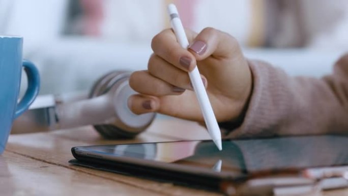 使用带有手写笔的平板电脑来关闭女人的手浏览数据在移动触摸屏设备上检查电子邮件在家放松