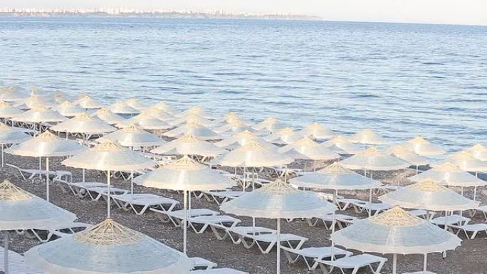 土耳其海滨的许多草编沙滩伞