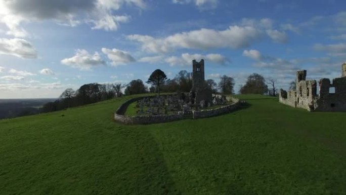 爱尔兰田野和城堡的4k空中拍摄