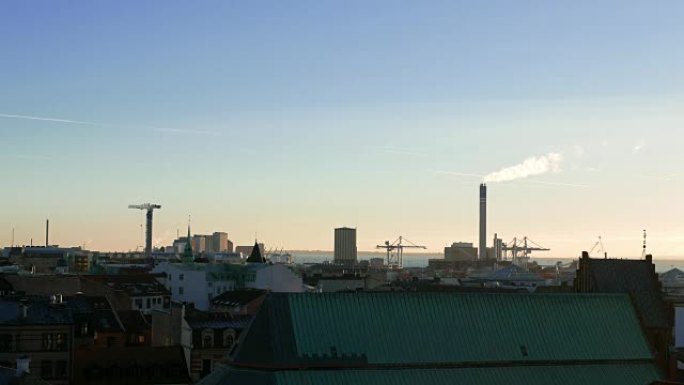黄昏时赫尔辛堡市工业区的景色。烟囱、塔吊和港区。瑞典城市景观