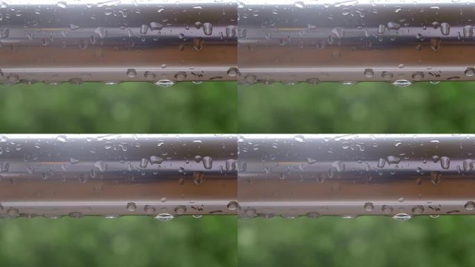 阳台栏杆上的雨滴