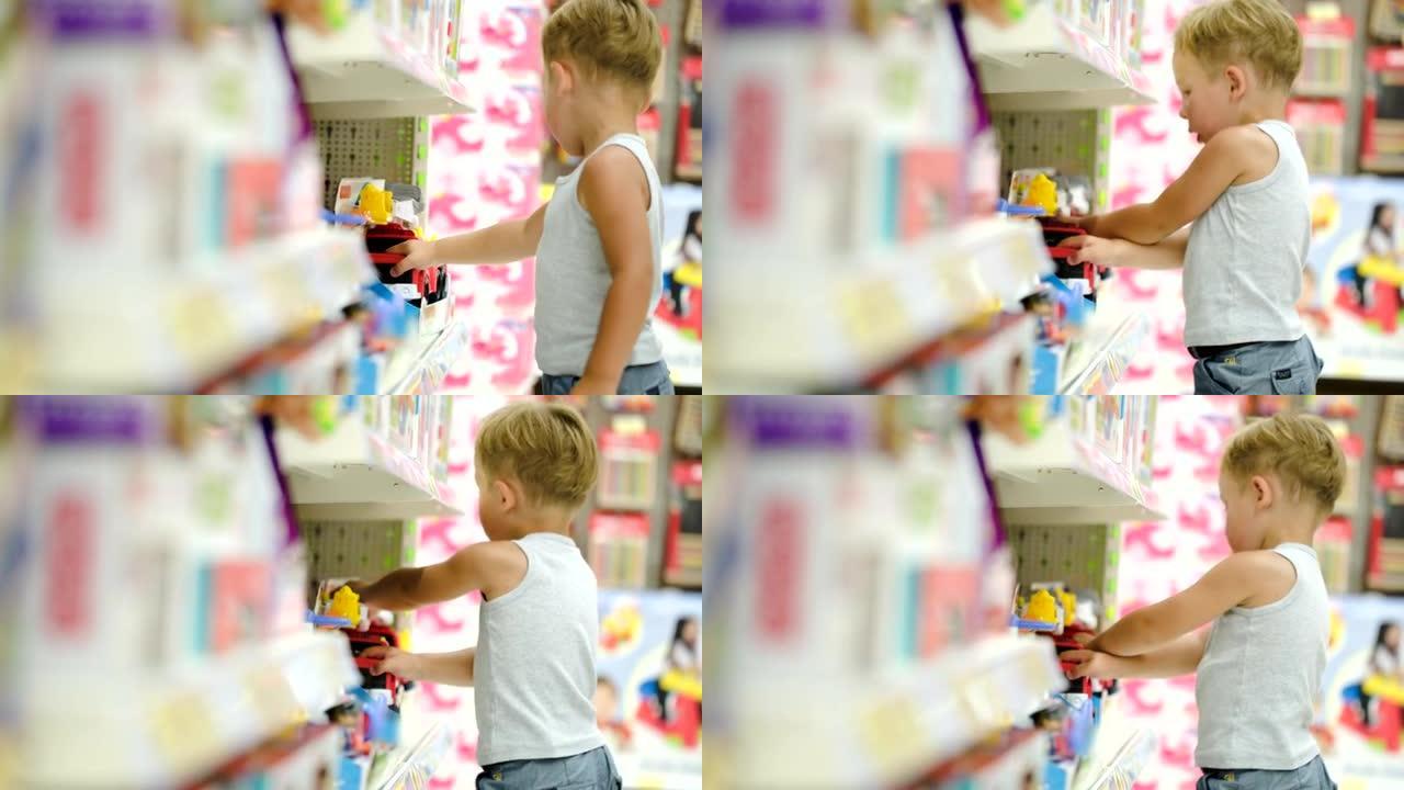 在商店里玩玩具车的男孩