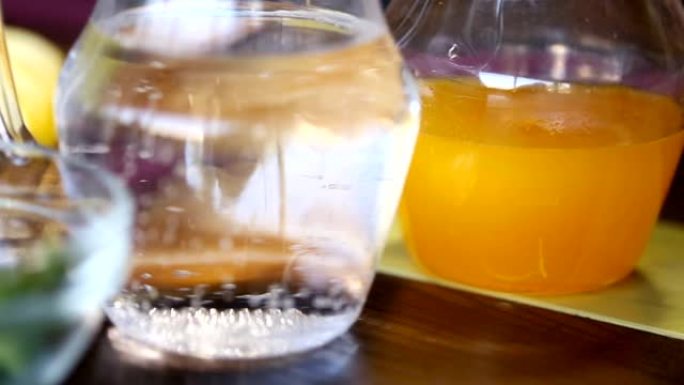装有冰块和薄荷叶的玻璃碗，用于准备果汁