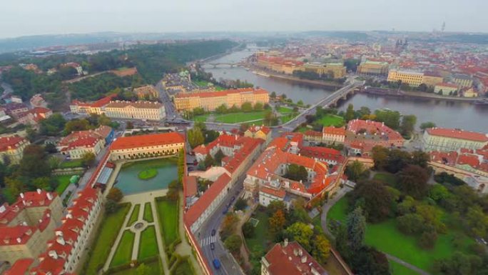 古老的传统欧洲建筑红色屋顶，布拉格，捷克。美丽的空中拍摄欧洲，文化和风景，相机在空中平移。无人机在欧