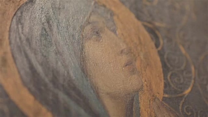 尼斯法国圣尼古拉斯东正教大教堂圣母玛利亚图标图像的角度细节宏观特写光线移动。上帝之母的油画看起来有画