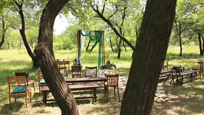 乡村风格的婚礼拱门，配有旧椅子。