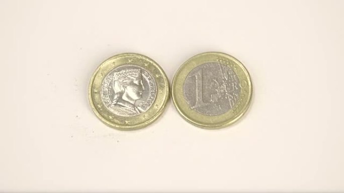 桌上赠送两枚拉脱维亚欧元硬币