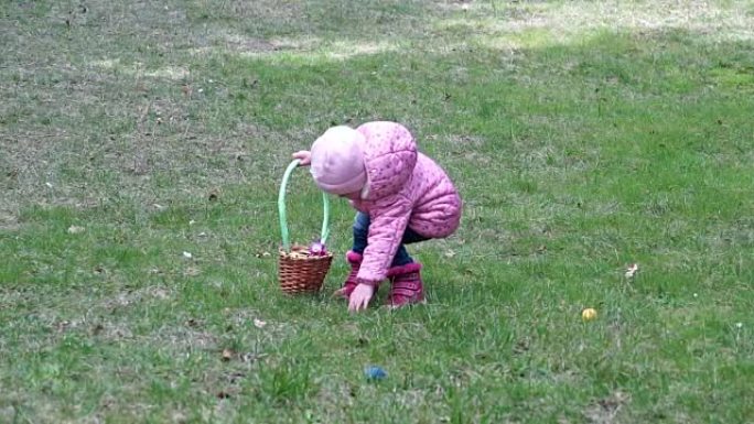 收集复活节彩蛋的小女孩