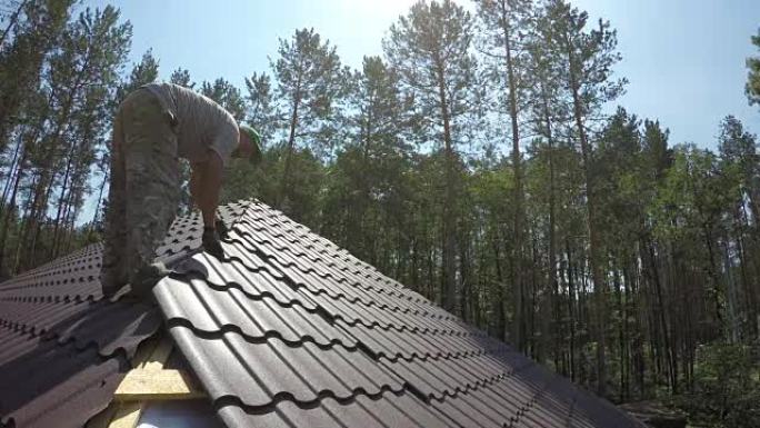 Roofer将金属屋面材料放在屋顶上。