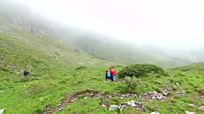 雨前的徒步旅行者夫妇在雾山徒步旅行。