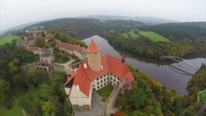 捷克共和国的红色屋顶城堡，土地领主几个世纪的空中。美丽的空中拍摄欧洲，文化和风景，相机在空中平移。无