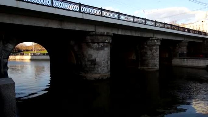 一条城市河流的石桥和堤防