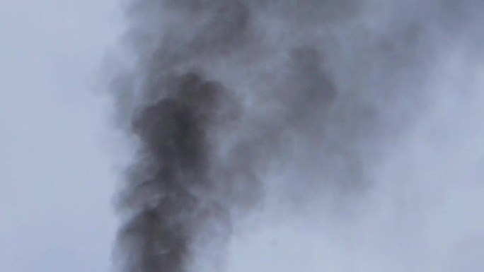 烟囱冒出黑烟，环境污染