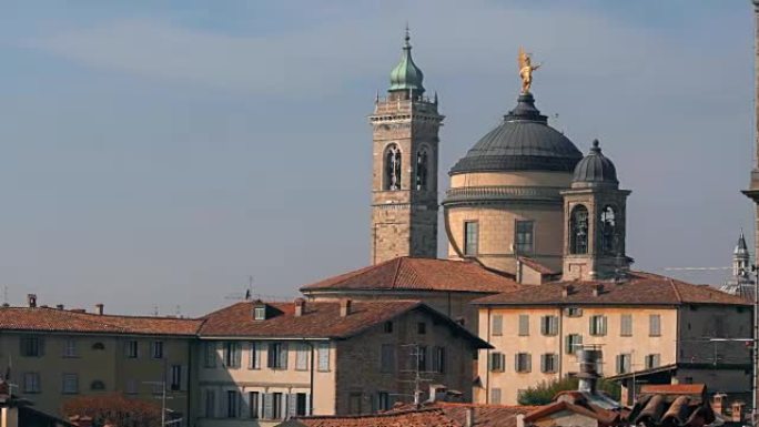 意大利老贝加莫全景。贝加莫 (Bergamo)，也称为La Citt dei Mille，“千人之城