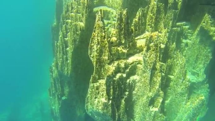 湖底的水下岩石