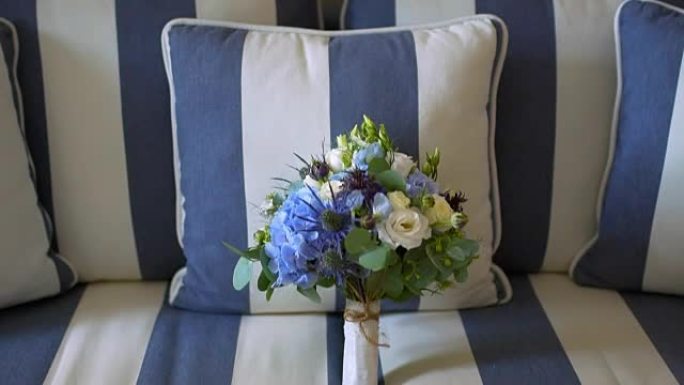 美丽的白色蓝色婚礼花束
