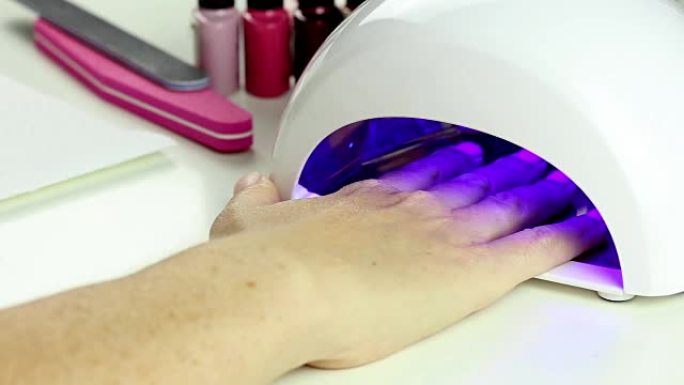 修指甲-在指甲led灯中放置手和固化凝胶清漆