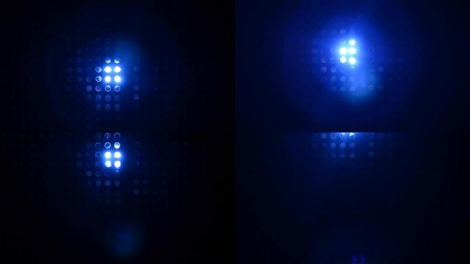 通过晶格的探照灯发出的蓝色射线