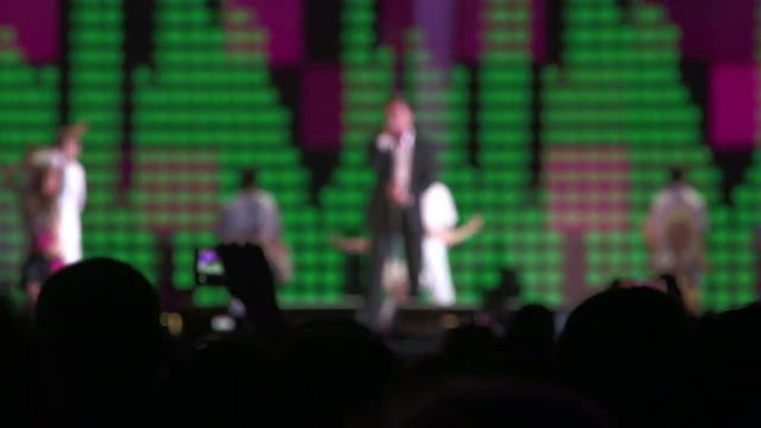 歌手在音乐音乐会上在人群面前登台