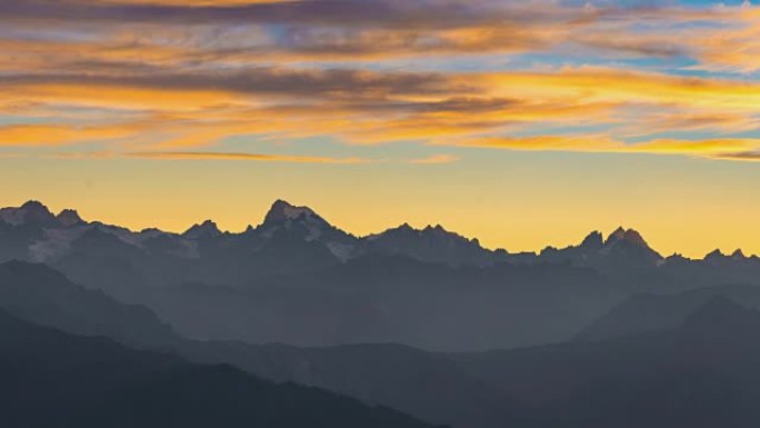 日落时阿尔卑斯山的全景视频，法国Ecrins国家公园