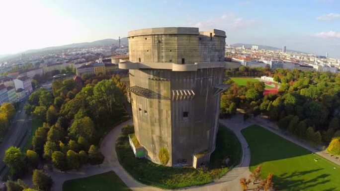 维也纳的高射炮塔，二战期间的德国空军防御。美丽的航拍欧洲，文化和风景，镜头在空中移动。无人驾驶飞机在