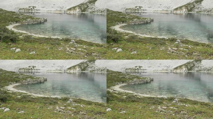 中国四川省西南部稻城县亚丁国家保护区湖泊-高清视频片段