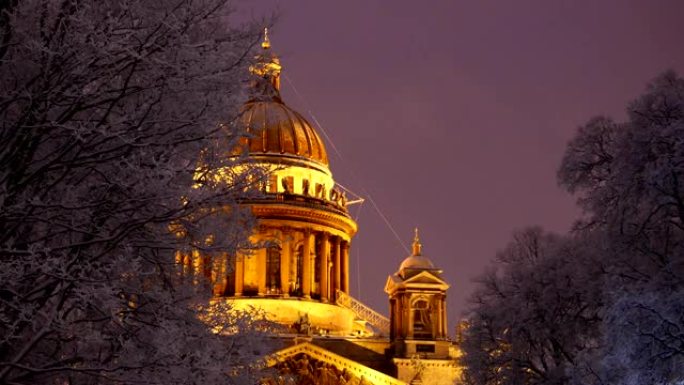 圣以撒大教堂的上部和冲天炉在冬天的夜晚被照亮