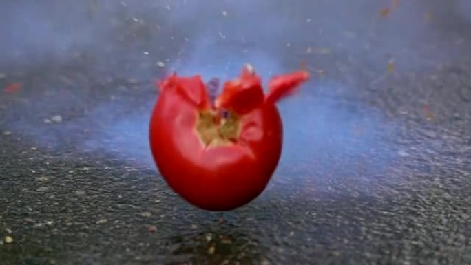 炸掉红色成熟的番茄。500 fps超慢动作拍摄