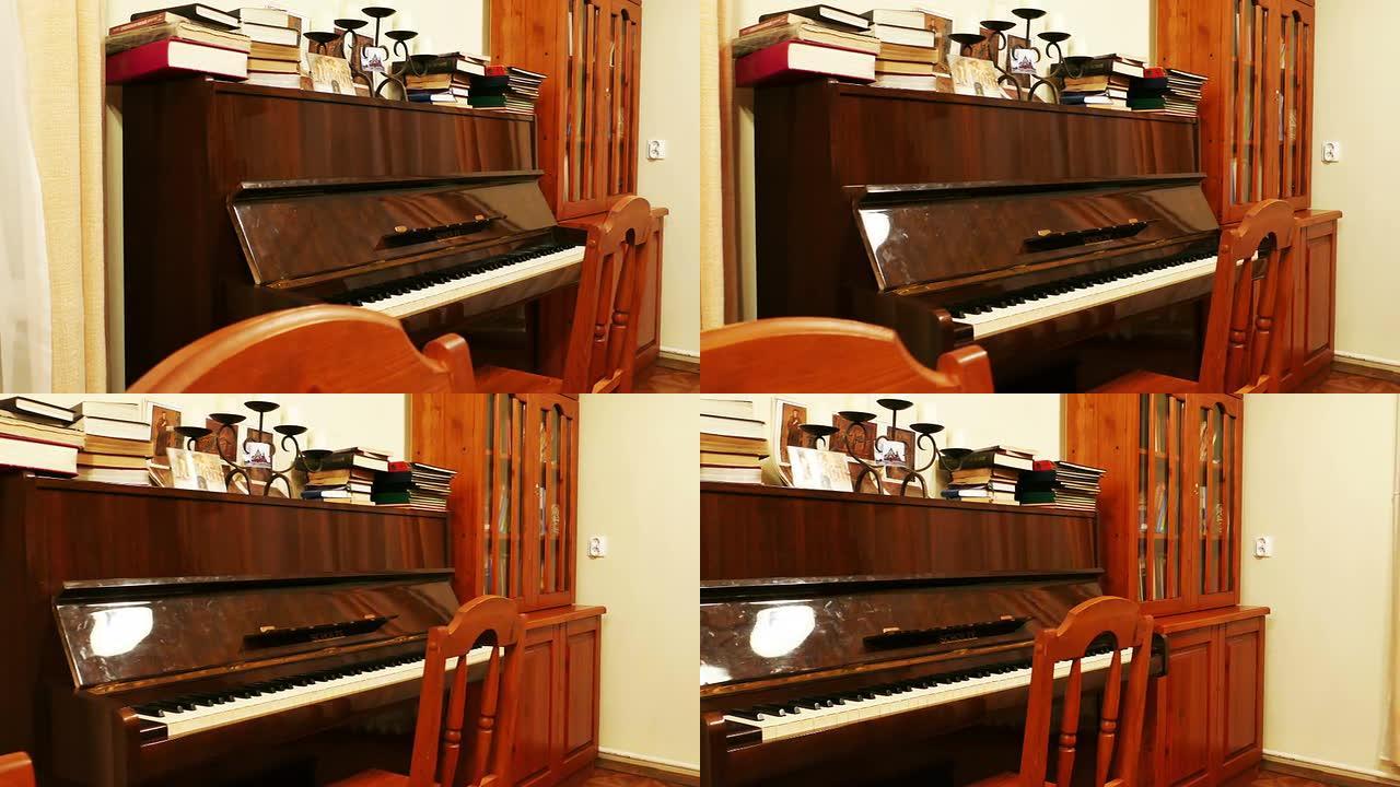 图书馆里的棕色抛光钢琴，用滑块拍摄