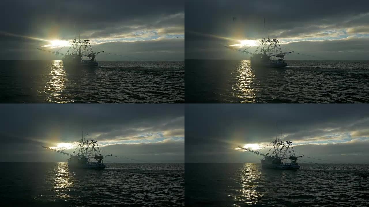 日出时用网捕鱼的虾船