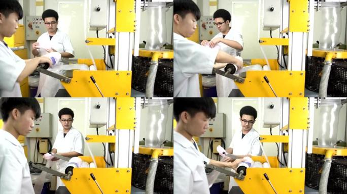 多莉: 两名年轻的科学家从吹塑薄膜挤出机中收集薄膜