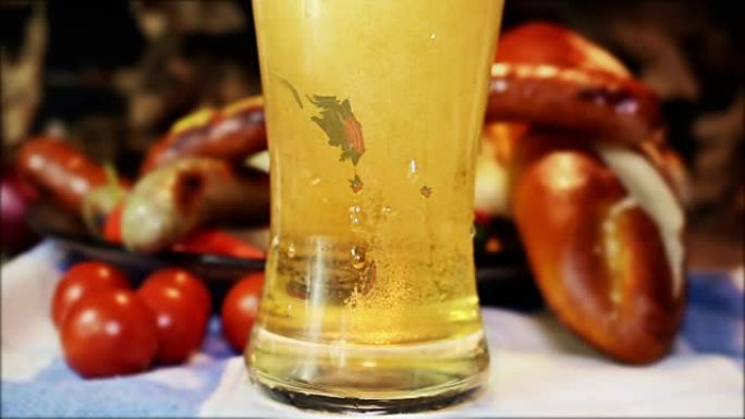 啤酒倒入玻璃杯中，挥舞着德国国旗，巴伐利亚白色和红色香肠配芥末，巴伐利亚面包和椒盐脆饼。10月节日概
