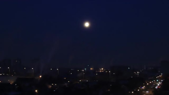 冬季小镇的Moonset