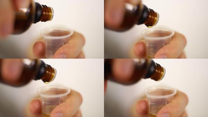 医生把药倒入杯子里