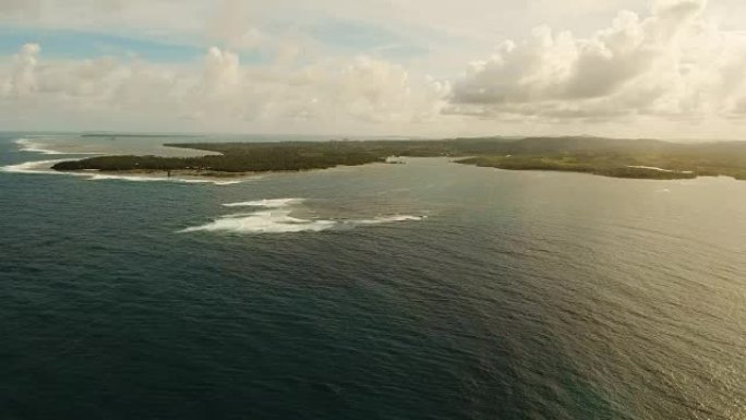 有热带岛屿、海滩、岩石和海浪的海景。菲律宾Siargao