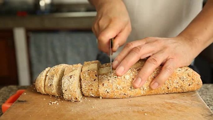 用刀切成全谷物面包