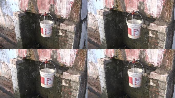 印度阿格拉的旧脏饮用水水龙头