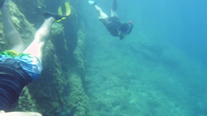 高清慢动作: 两名潜水员通过珊瑚礁