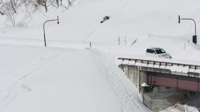 滑雪者跳过道路和货车